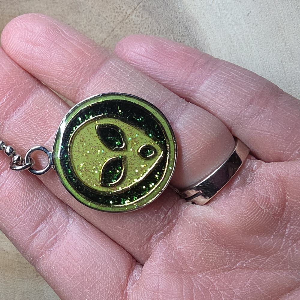 Glow In The Dark Alien head pendant Pendant Necklace - Picture 4 of 9